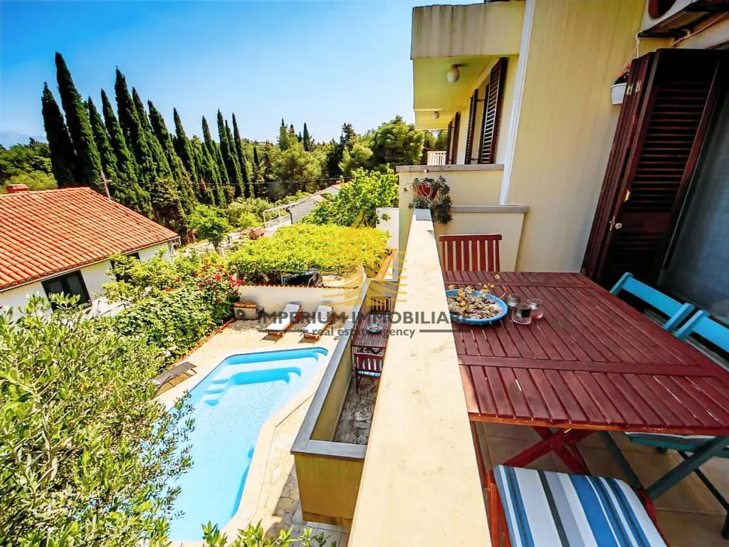 Kuća na prodaju – Supetar, 200 m², 12-sobni – fotografija 3