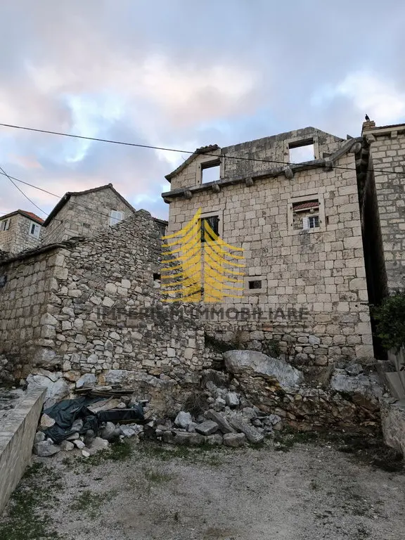 Kuća na prodaju – Sutivan, 225 m², 6-sobni