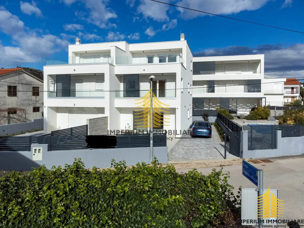 Kuća na prodaju – Tribunj, 195,15 m², 6-sobni
