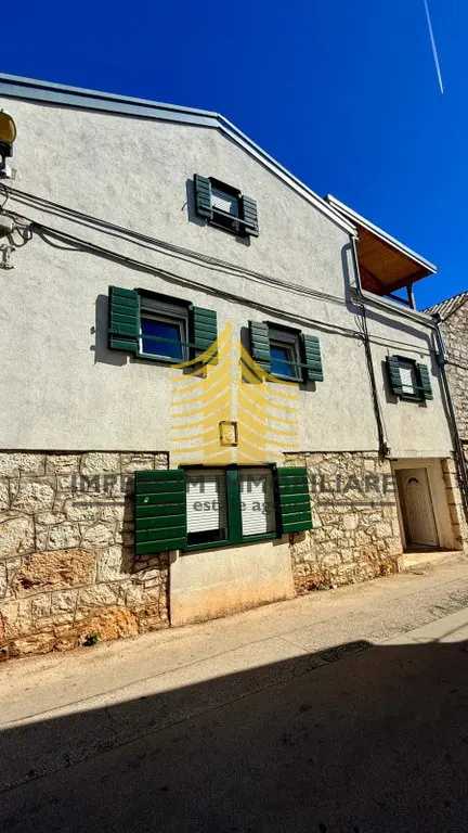 Kuća na prodaju – Vodice, 135 m², 7-sobni