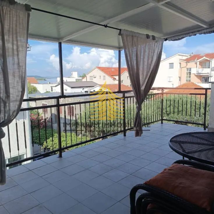 Kuća na prodaju – Vodice, 264 m², 7-sobni
