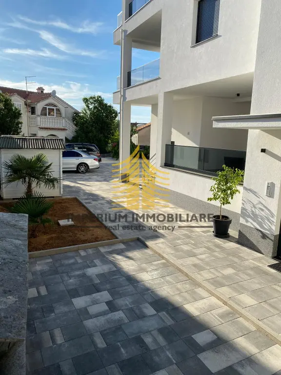 Kuća na prodaju – Vodice, 400 m², 6-sobni