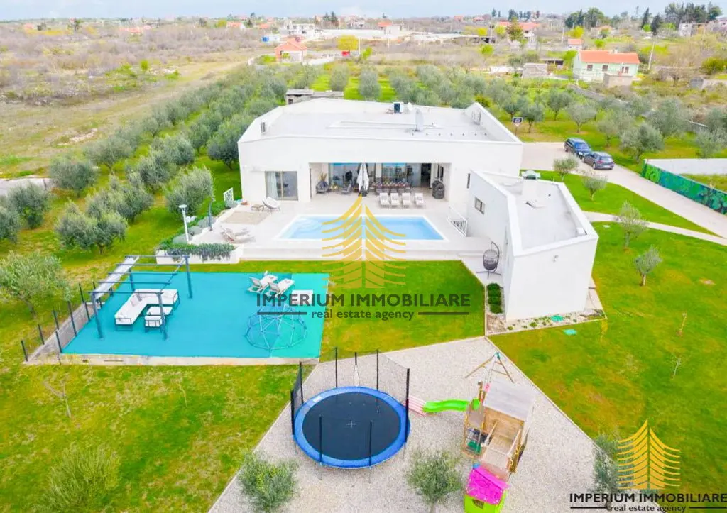 Kuća na prodaju – Zemunik Donji, 275 m², 7-sobni – fotografija 5