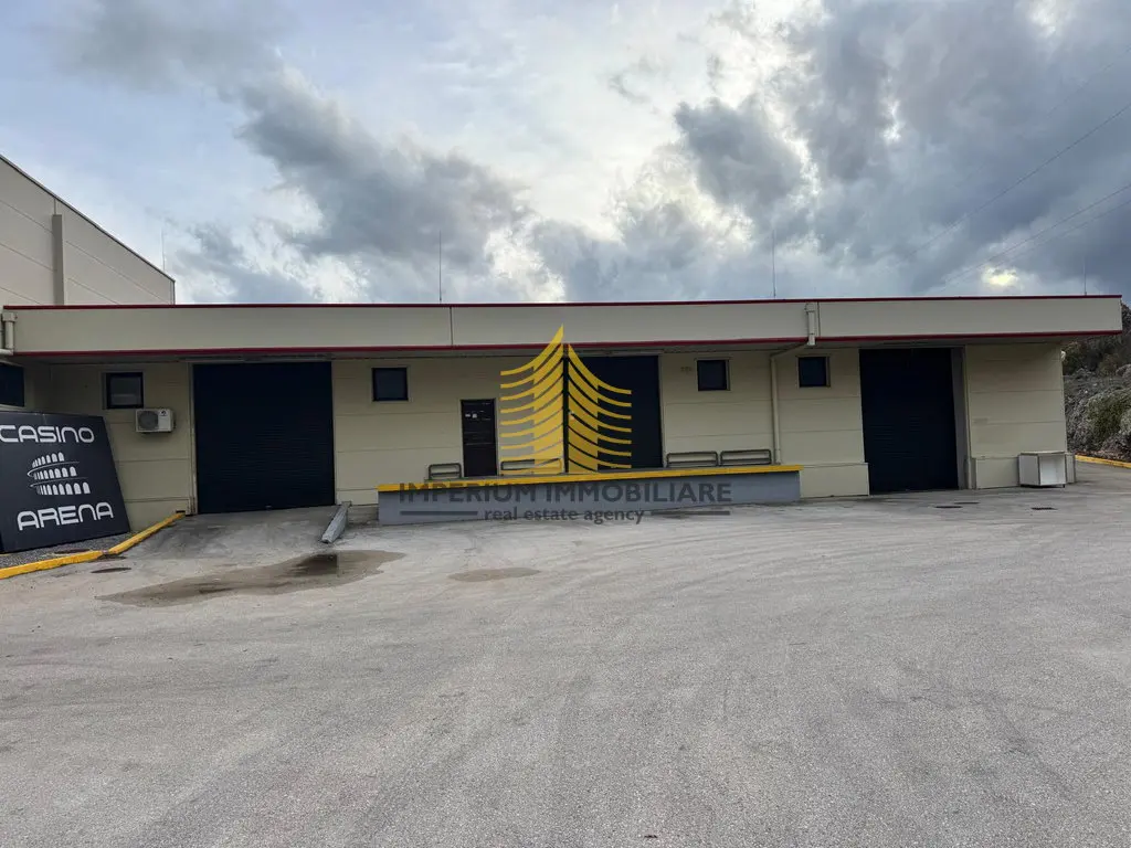 Poslovni prostor za najam – Dicmo, Prisoje, 700 m²