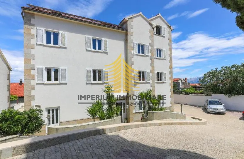 Poslovni prostor na prodaju – Supetar, 640 m²