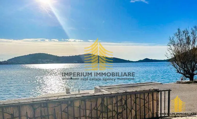 Stan na prodaju – Rogoznica, 410 m², 10-sobni