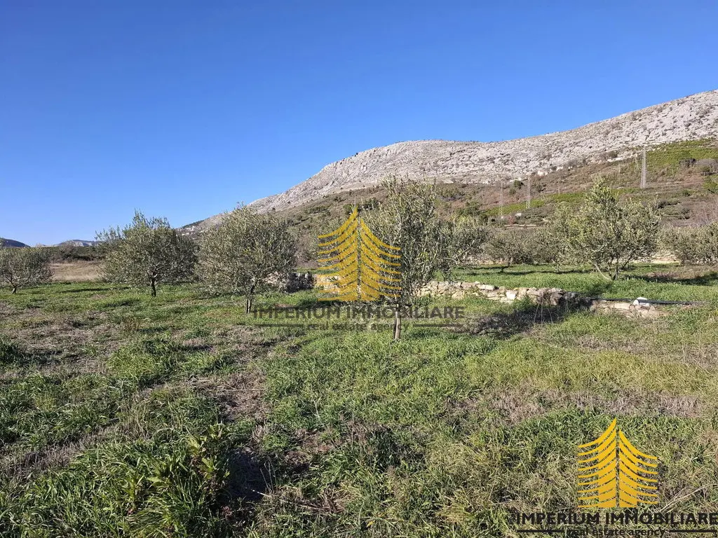 Zemljište na prodaju – Omiš, 1000 m²