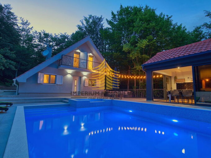 lika 12 e4ypLquM 1600x1066 1